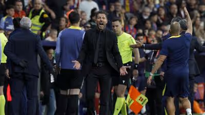 Simeone tiene varias dudas en su intento de sobrevivir en el Camp Nou y llegar con opciones a la vuelta