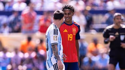 El abrazo de Lamine Yamal a Leo Messi tras la derrota de Argentina