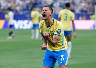Bruno Guimarães iguala recorde de assistências em Copas do Mundo neste século