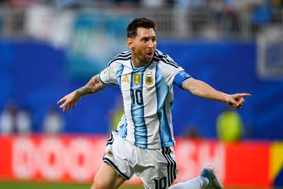 Messi tem atuação histórica na Copa, que aguarda estreia de Ronaldo