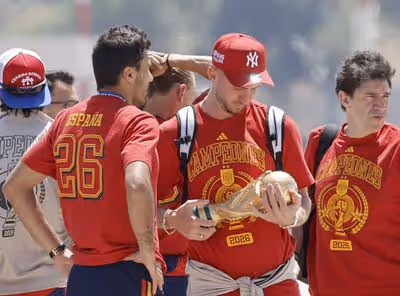 Espanha acorda campeã e de ressaca