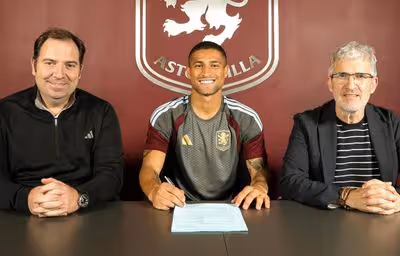Aston Villa anuncia contratação do brasileiro João Gomes