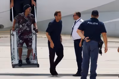Vai jogar? Ronaldinho desembarca na Itália para se apresentar a novo clube