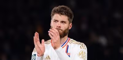Caleta-Car no jugó con el Olympique de Lyon mientras el fichaje por la Real sigue esperando
