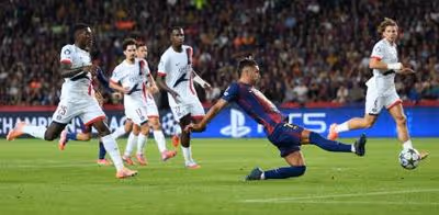 El Barça trata de tú a tú al campeón, pero cae en el último suspiro