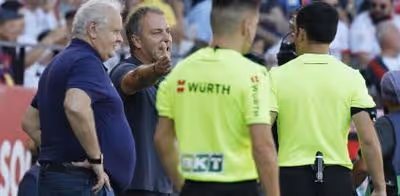 El VAR no debió entrar en el penalti señalado a Araujo en el Sevilla-Barça