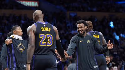 LeBron y Bronny James hacen historia con la primera asistencia entre padre e hijo de la historia de la NBA