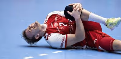 Duro golpe para el Aalborg y Dinamarca: fractura de tibia y tres meses de baja de una gran figura mundial