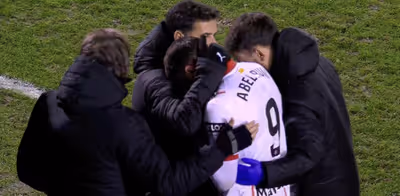 La imagen de Abel Ruiz, roto, tras una nueva lesión