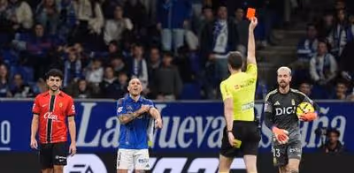 ¡Sin palabras! Cazorla vio la segunda roja de su carrera por esta entrada sobre Muriqi