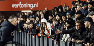 Los aficionados del Feyenoord cargan contra Robin van Persie