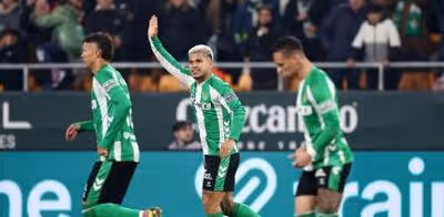 ¡El larguero evita uno de los goles del año!