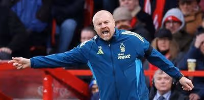 Sean Dyche señala al árbitro tras perder contra el City de Guardiola