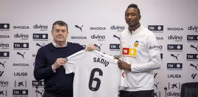 La celebración de Sadiq tras su salida de la Real al Valencia: