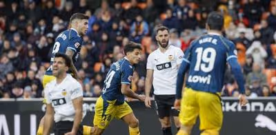 Un discutido penalti 'mata' al Espanyol en Mestalla