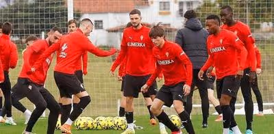 Andrés Cuenca y Brian Oliván, ausentes en el entrenamiento del Sporting