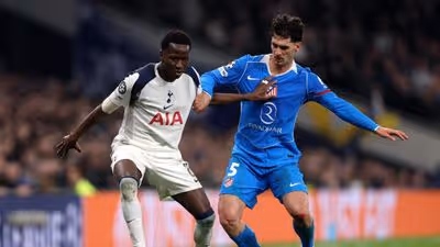 UEFA multa al Tottenham por su partido ante el Atlético, y al Arsenal, antes de recibir a los de Simeone