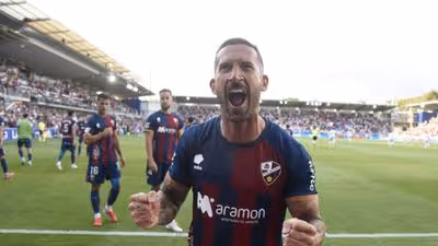 El Huesca vence al Real Zaragoza en un derbi intenso y bronco