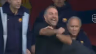 Hansi Flick pierde los papeles en el Barça - Girona: le expulsan por protestar... y celebra el gol de Araujo con cortes de manga