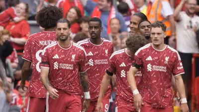 Bombazo a la vista en la Premier League: tres de las personas más ricas del mundo, cerca de comprar casi un tercio del Liverpool