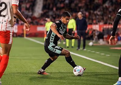 Cucho Hernández fue sustituido al descanso del Girona - Betis por molestias en la rodilla