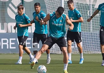 El Betis, pendiente de Cucho para ver si llega al duelo ante el Madrid