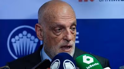 Tebas avisa al Barcelona sobre Joan García y Nico Williams: «Una cosa es pagar una cláusula y otra poder inscribir futbolistas»