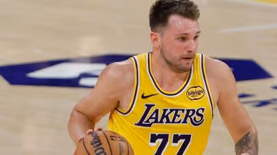 Un Luka Doncic soberbio lidera la victoria de los Lakers en Milwaukee