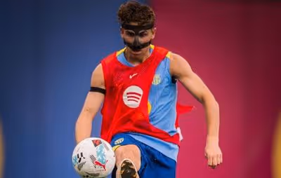 Fermín se reincorpora a los entrenamientos del Barça con una máscara