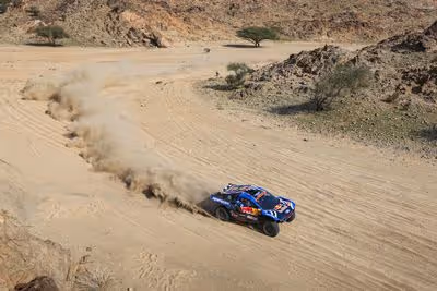Carlos Sainz sufre y Nasser Al-Attiyah toma el mando del Dakar en el día de la emboscada de los Toyota