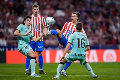 El Atlético gana al Athletic, pero pierde a Barrios