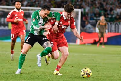 El Sevilla utiliza sus armas y paraliza al Betis en el derbi