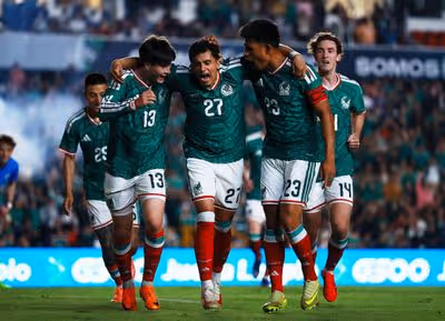 México golea a Islandia en un partido blindado por el ejército (4-0)