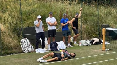El momento más divertido de Alcaraz en Wimbledon: pierde una apuesta con su hermano y la paga haciendo una croqueta