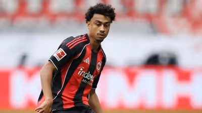 Transfer rumors, news: Arsenal, Bayern battle for ...