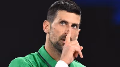 Djokovic, al borde de la descalificación en el Open de Australia: dio un pelotazo que pasó a centímetros de la cara de una recogepelotas