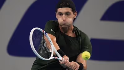 La forma más surrealista de ser derrotado en un partido de tenis: pierde el punto definitivo por violación de tiempo