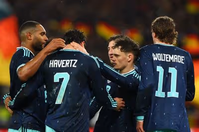 Alemania gana pero no convence