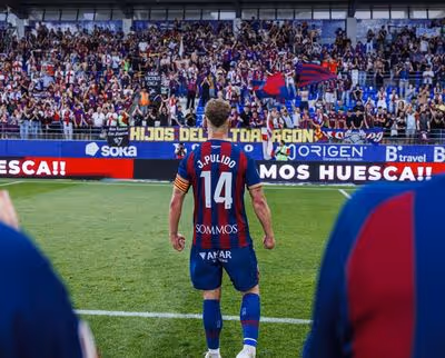 El Huesca cierra filas con Pulido y condena el “clima de odio” tras el derbi