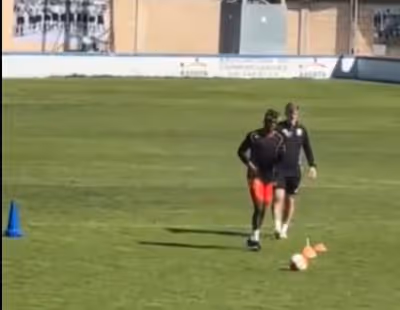 Nico Williams toca balón en Tafalla
