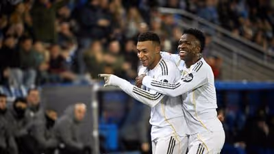 Vini le lanza un cable a Xabi