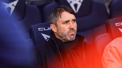 Coudet despeja en público, River Plate acecha en silencio