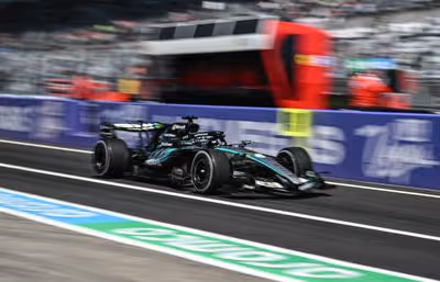 Mercedes lidera y Aston estrena un alerón delantero