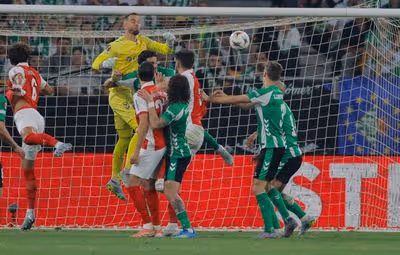 Del día más espantoso de Pau López al ingenuo penalti de Amrabat