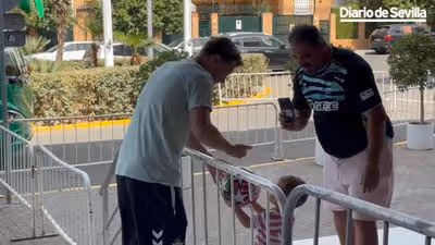 Los jugadores del Real Betis hacen feliz a un pequeño aficionado antes del debut en Europa League