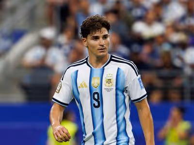 Man United make Julian Alvarez 'contact' amid Barcelona and Arsenal transfer race