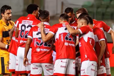 CRB vence de virada, sobre na tabela, mas segue no Z4; veja gols