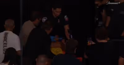 Brasileiro é derrotado no evento principal do UFC Fight Night e sai de maca para hospital