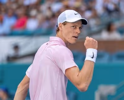 Jannik Sinner supera marca de Djokovic e avança às oitavas do Miami Open