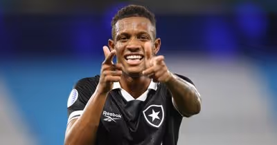 Danilo dedica música de